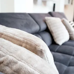 White Lofty Und White Apartment
